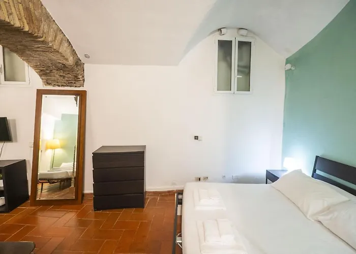 Campo De Fiori Grotto Apartment